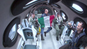 Italové stačili během letu rozvinout italskou vlajku