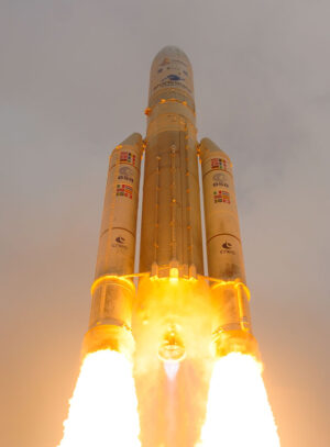 Raketa Ariane 5 zachycená během startu, během kterého vynesla dalekohled Jamese Webba