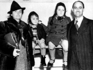 Laura a Enrico Fermi s dětmi.
