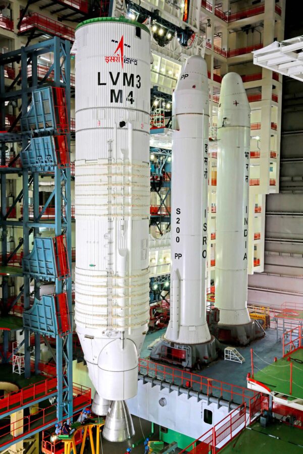 Příprava rakety LVM-3 na důležitý start. V popředí centrální stupeň a v pozadí dvojice pomocných motorů. Obrázek: ISRO