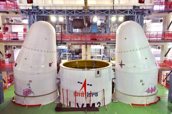 Pohled na probíhající práce v úseku okolo spojení horního stupně. Zvláštností této rakety je, že používá 3 různá paliva, což není tak úplně běžné. Obrázek: ISRO