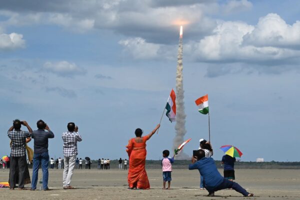 Start byl v Indii hodně sledovaný a některé obrázky jsou až dojemné. Obrázek: @SpaceTechExplo2