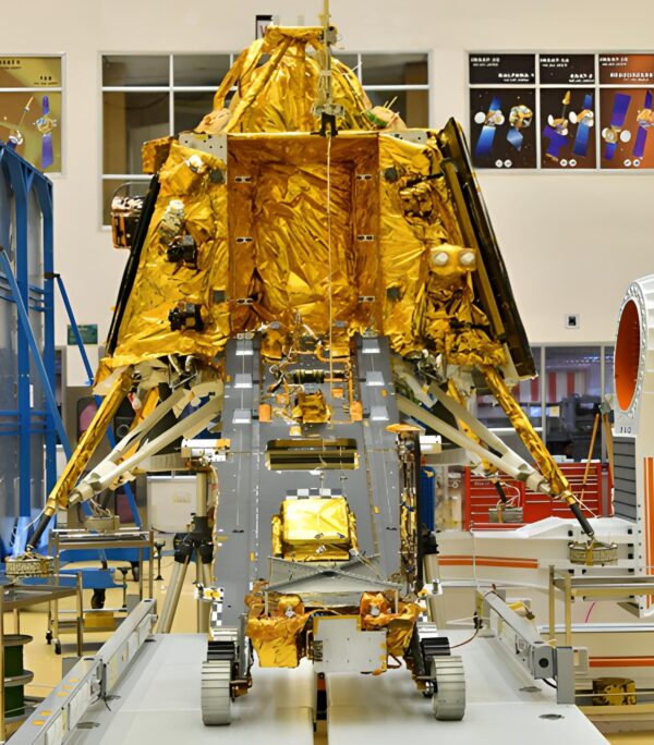 Začněme přípravou na start. Zde vidíme přistávací modul s rozloženou rampou pro rover, který je patrný pod ní. Obrázek: ISRO