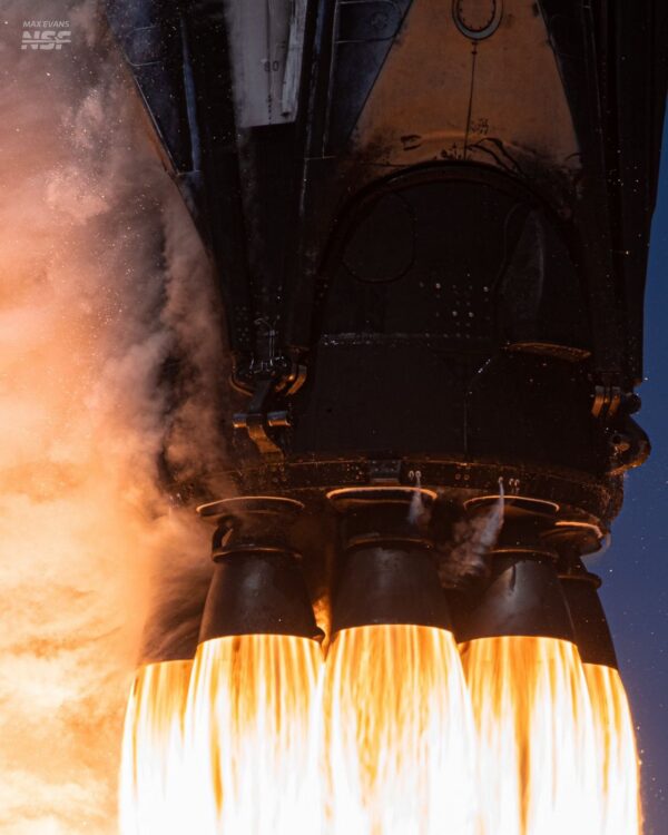 Parádní záběr na motory prvního stupně rakety Falcon 9, která vynesla evropský teleskop Euclid