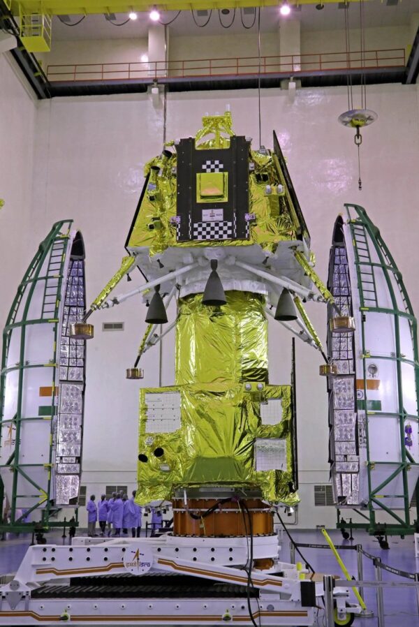 Čandraján-3 před uzavřením do aerodynamického krytu rakety. Obrázek: ISRO