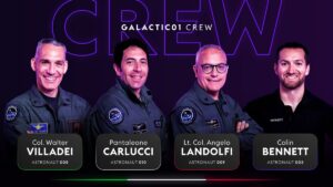 Čtyři pasažéři šestičlenného prvního komerčního letu mise Galactic 01