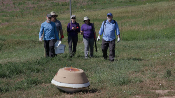 Maketa pouzdra sondy OSIRIS-REx během nácviku jeho vyzvednutí