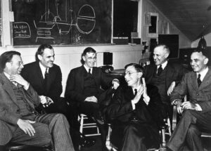Setkání předních vědců v roce 1940. Zleva doprava - Ernest Lawrence, Arthur Compton, Vannevar Bush, James Conant, Karl Compton a Alfred Loomis.