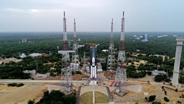 Raketa na rampě SLP obklopená hromosvody. Obrázek: ISRO