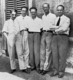 Fermiho výzkumná skupina zvaná "Via Panisperna boys". Zleva doprava Oscar D'Agostino, Emilio Segrè, Edoardo Amaldi, Franco Rasetti a Enrico Fermi.