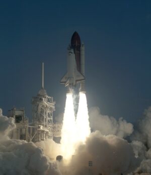 Start raketoplánu Discovery na misi STS-41. Na palubě je sondy Ulysses.