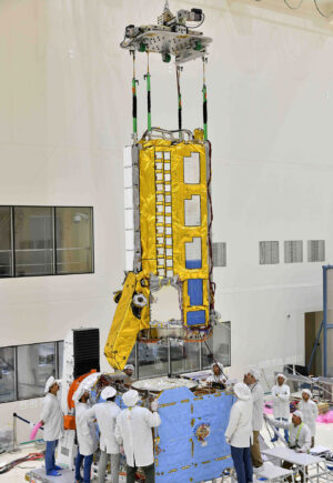 Proces opatrného usazování vědeckého nákladu na platformu družice NISAR.