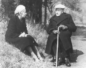 Starý Max Planck se svou druhou manželkou.