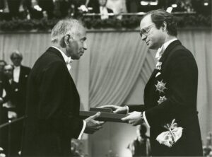 Subrahmanyan Chandrasekhar si přebírá Nobelovu cenu. 