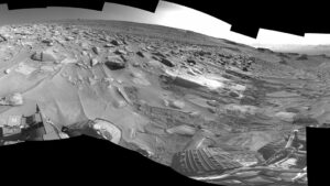 Fotografie složená z několika snímků kamer roveru Curiosity, které byly pořízeny během přejezdu přes lokalitu Jau.