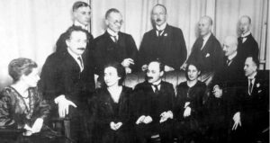 Berlínští fyzikové na schůzi. Lise Meitner je ve spodní řadě třetí zprava. Mimochodem, druhý zleva je Albert Einstein, po pravé ruce Lise sedí James Franck (pán s knírkem) a zcela vpravo sedí Otto Hahn. Za ním stojí Gustav Hertz.
