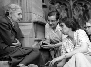 Lise Meitner ve Velké Británii se svými studentkami.