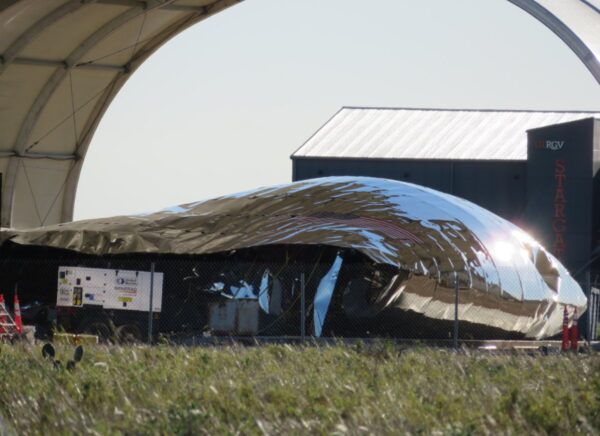 Takto dopadla aerodynamická špička po pádu ze StarhopperuZdroj: BocaChicaGal