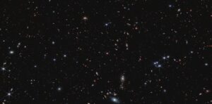 Hluboký vesmír s tisícovkami galaxií. Kvasar SDSS J0100+2802 je uprostřed snímku.