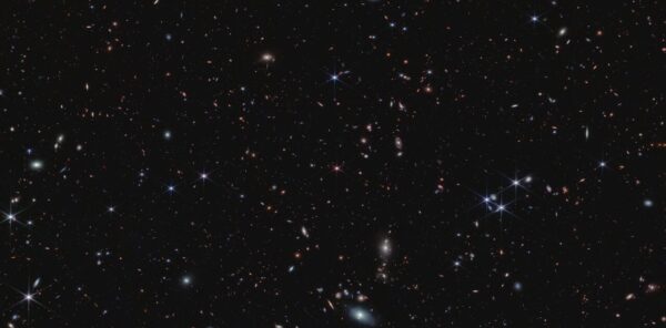 Hluboký vesmír s tisícovkami galaxií nasnímaný v rámci projektu EIGER. 