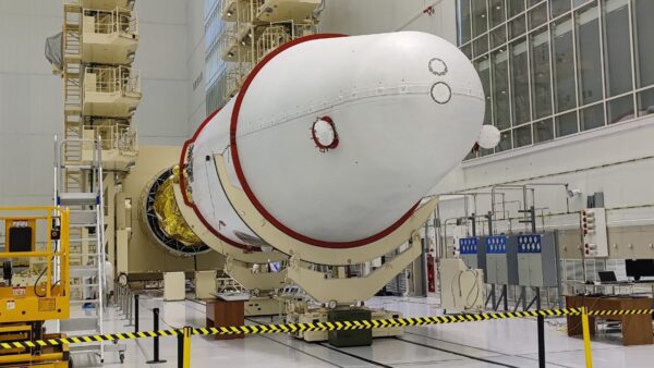 Uzavírání Luny-25 do aerodynamického krytu rakety