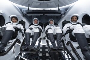 Čtveřice astronautů v kosmické lodi Crew Dragon během mise Ax-2