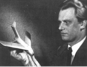 Fotografie Hanse Multhoppa držícího model Focke-Wulf Ta 183