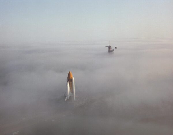 Původní předloha pro upravený snímek raketoplánu v oblacích. Je ve skutečnosti méně známá. Obrázek: NASA
