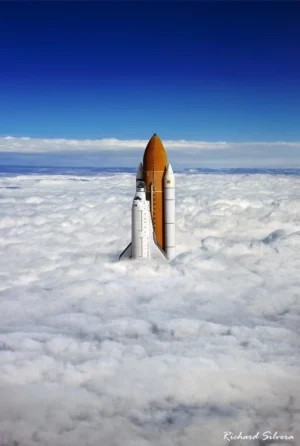 Raketoplán stoupající nad mraky je až příliš dokonaly, aby to mohla být pravda. Foto: NASA/Richard Silvera