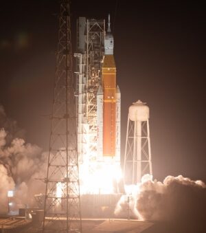 Start rakety SLS na misi Artemis 1