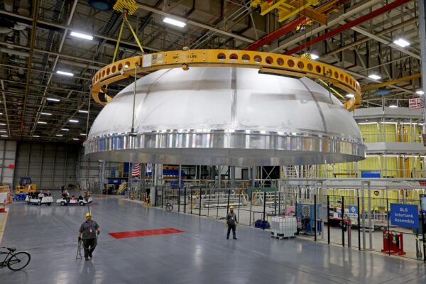 Horní kupole pro kyslíkovou nádrž a v pozadí intertank centrálního stupně CS-4, 11. července 2023