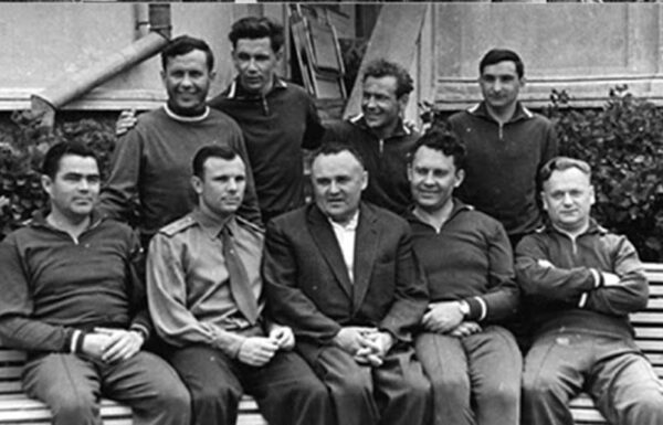 Neupravená fotografie zobrazující první oddíl kosmonautů včetně kosmonauta číslo 3 Grigorij Grigorijeviče Něljubova. Druhý zleva v horní řadě. Obrázek: fourandsix.com
