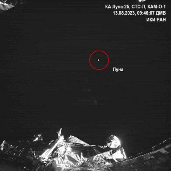 Selfie Luny 25 společně s Měsícem pořízené 13. 8. 2023 Zdroj: Roskosmos