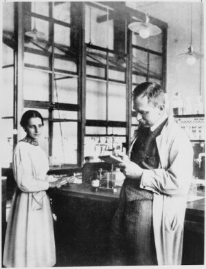 Lise Meitner a Otto Hahn při práci.