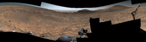 360° panorama složené ze snímků na roveru Curiosity. Rover pořídil tyto fotky při pobytu u kráteru v lokalitě Jau. Plné rozlišení obrázku činí 29163 × 8557 obrazových bodů.