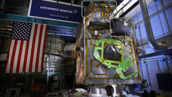 Umístění obou vědeckých přístrojů na sondě Lunar Trailblazer.