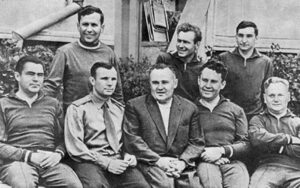 Známý snímek zachycující první oddíl kosmonautů spolu s konstruktérem Sergejem Koroljovem. Původně byl na fotografii, ale ještě „neznámý kosmonaut 3“, který byl vyretušován. Jeho působení v oddílu kosmonautů bylo totiž až do pozdních 80. let tajeno. Obrázek: fourandsix.com