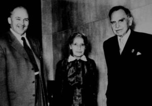 Lise Meitner a Otto Hahn s Fritzem Straßmannem (vlevo).