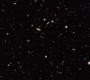 Snímek z programu ASPIRE. Kvasar je vidět v pravé horní části jako malá červená hvězdička. 