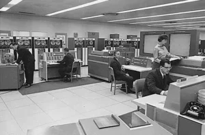 Řídící místnost dvou počítačů IBM 7090 agentury NASA 