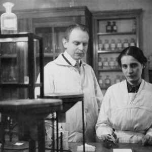 Lise Meitner a Otto Hahn v laboratoři.