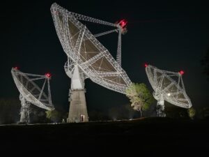 Soustava radioteleskopů Giant Metrewave Radio Telescope.