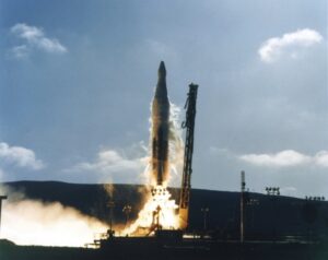 Start rakety SLV-3 Atlas i s kluzákem X-23 PRIME schovaným pod aerodynamickým krytem na vrcholu