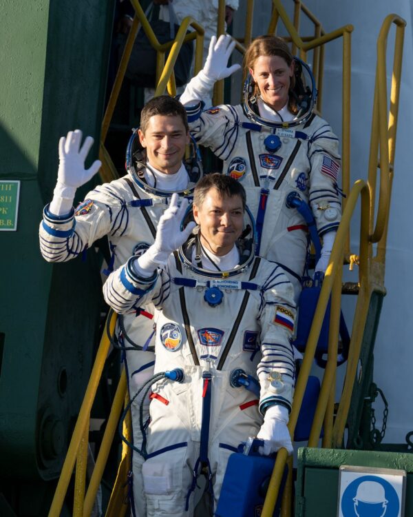 Posádka Sojuzu MS-24 před nástupem do lodi