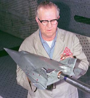 Hans Multhopp v aerodynamickém tunelu s modelem hypersonického kluzáku 
