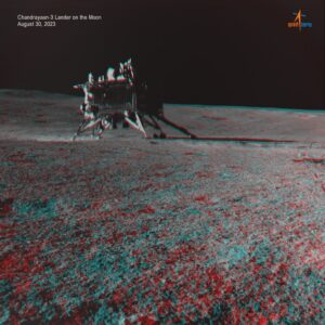 3D verze snímku landru Vikram na Měsíci pořízený z vozítka stojícího 15 m od něj.