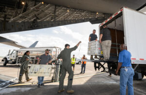 Přeložení kontejneru z letadla do nákladního auta.