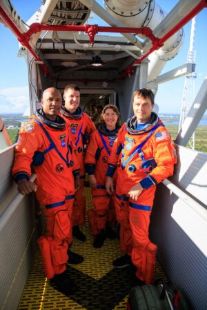 Posádka mise Artemis 2 v odklopném rameni obslužné věže během nácviku činností startovního dne.