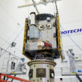Sonda Psyche připojená k družicovému adaptéru, který ji bude spojovat s horním stupněm rakety Falcon Heavy.