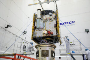 Sonda Psyche připojená k družicovému adaptéru, který ji bude spojovat s horním stupněm rakety Falcon Heavy.